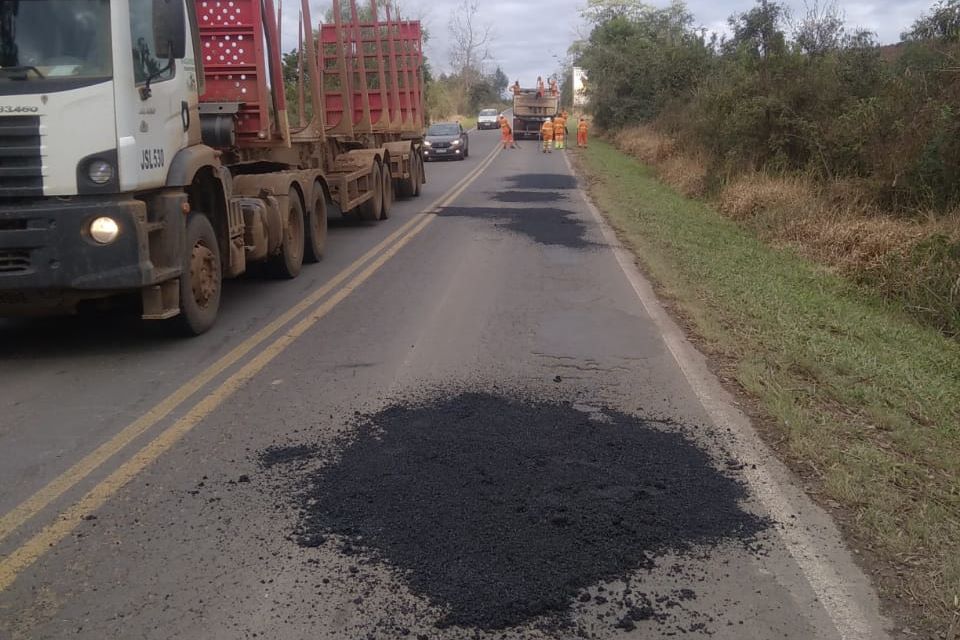 Rodovias atingidas pelas chuvas recebem serviços emergenciais do DER/PR